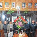Đ/c Nguyễn Tất Thành – CT UBND huyện đi thăm, tặng quà chúc mừng lễ Noel tại giáo xứ Bột Đà.